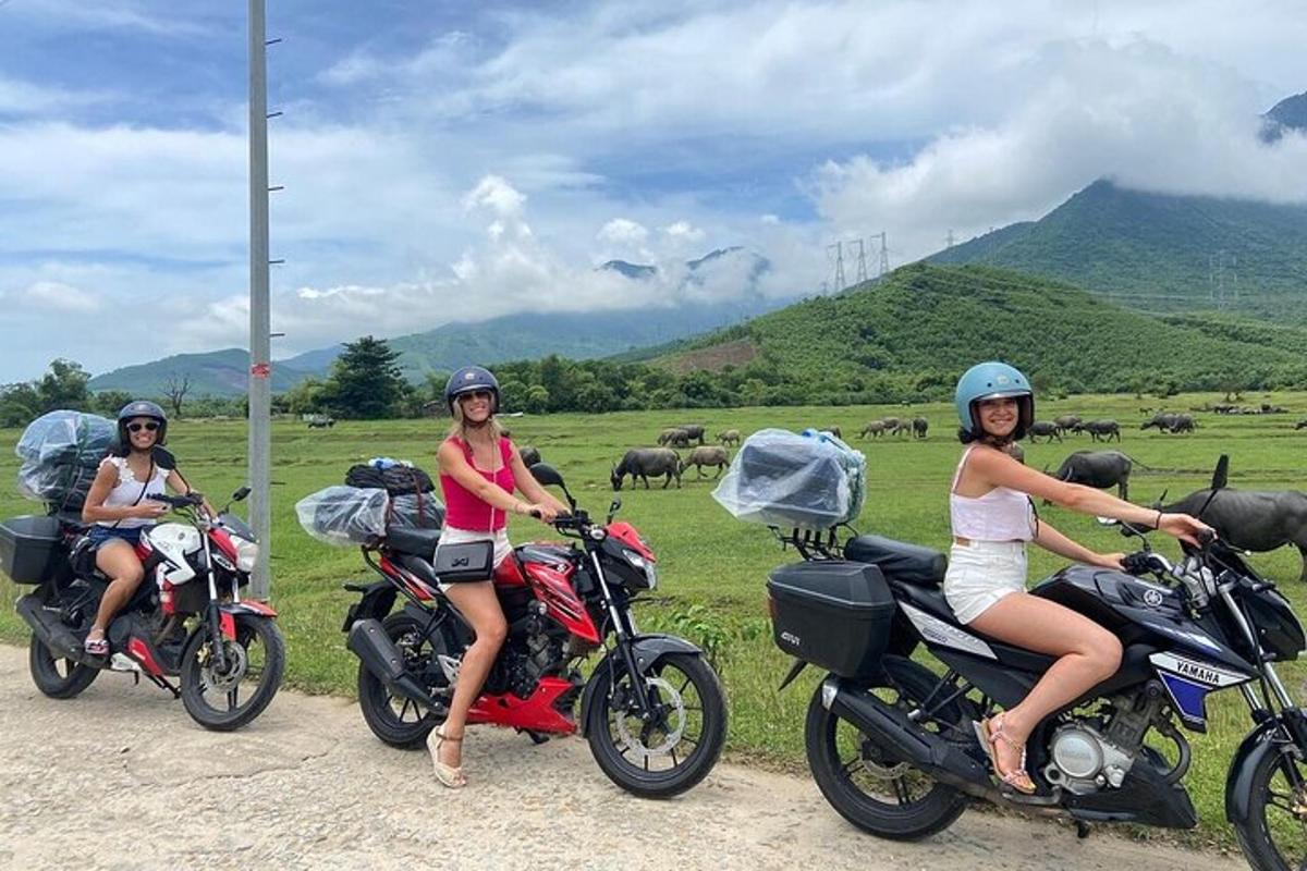 Tri ženy sedia na motorkách pred poľom
