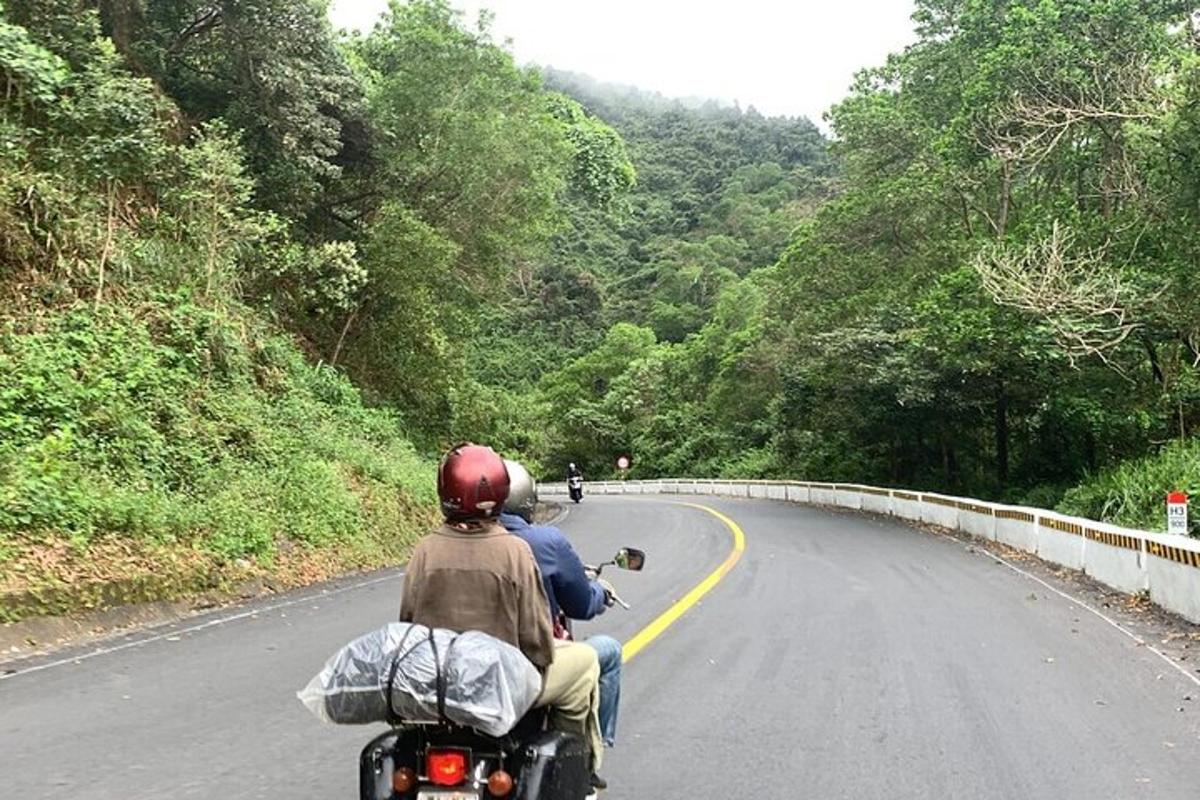 két ember motorozik az úton
