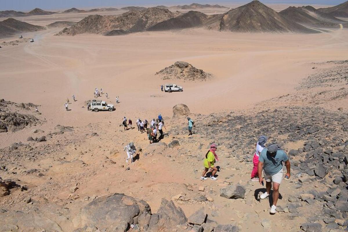 un gruppo di persone che camminano nel deserto