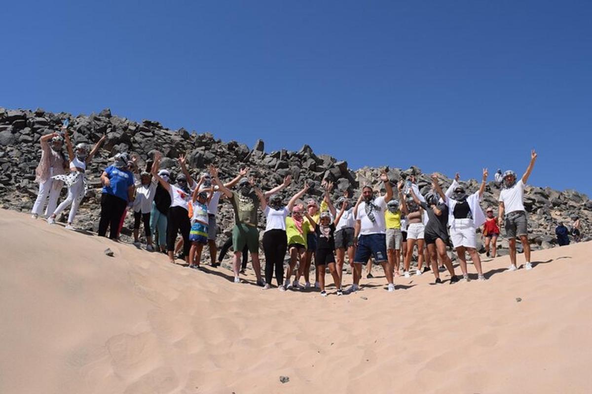 un gruppo di persone in piedi su una spiaggia
