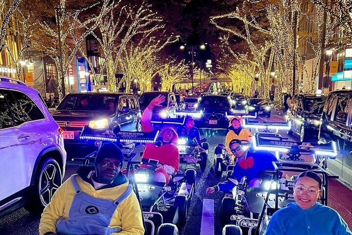 Un grupo de personas andando en bicicleta por una calle de noche.