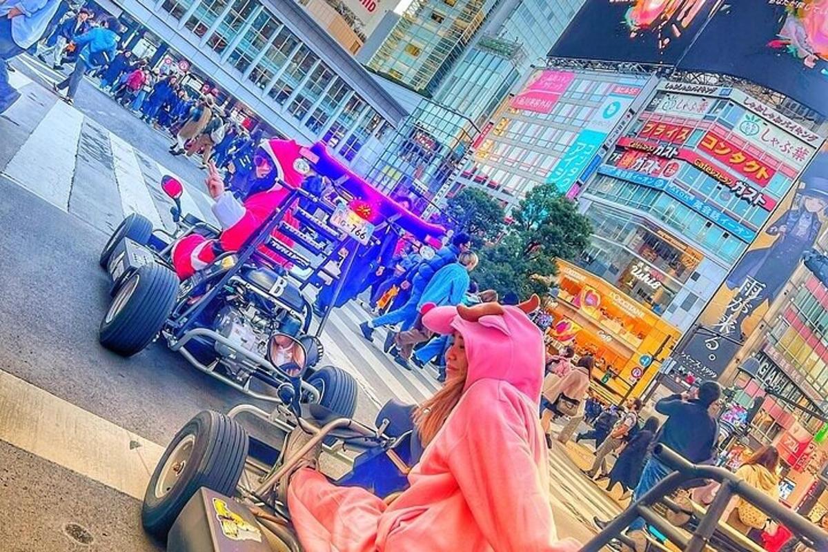 Una mujer está parada en una barbería junto a una motocicleta.