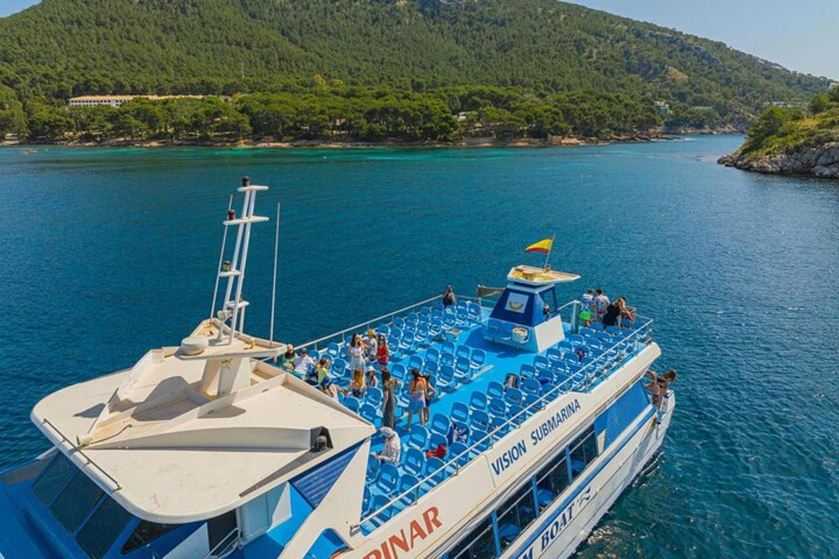 група хора на лодка във водата