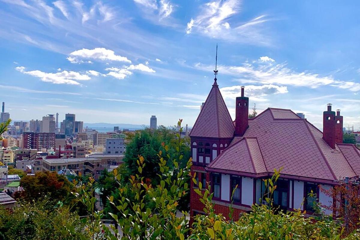 una casa con una torretta in cima a una città
