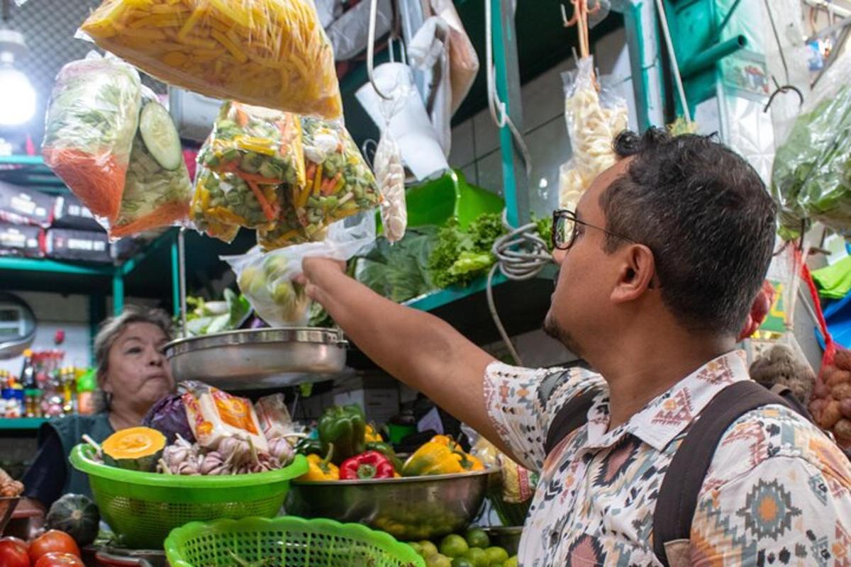 Un hombre está preparando comida en un mercado.