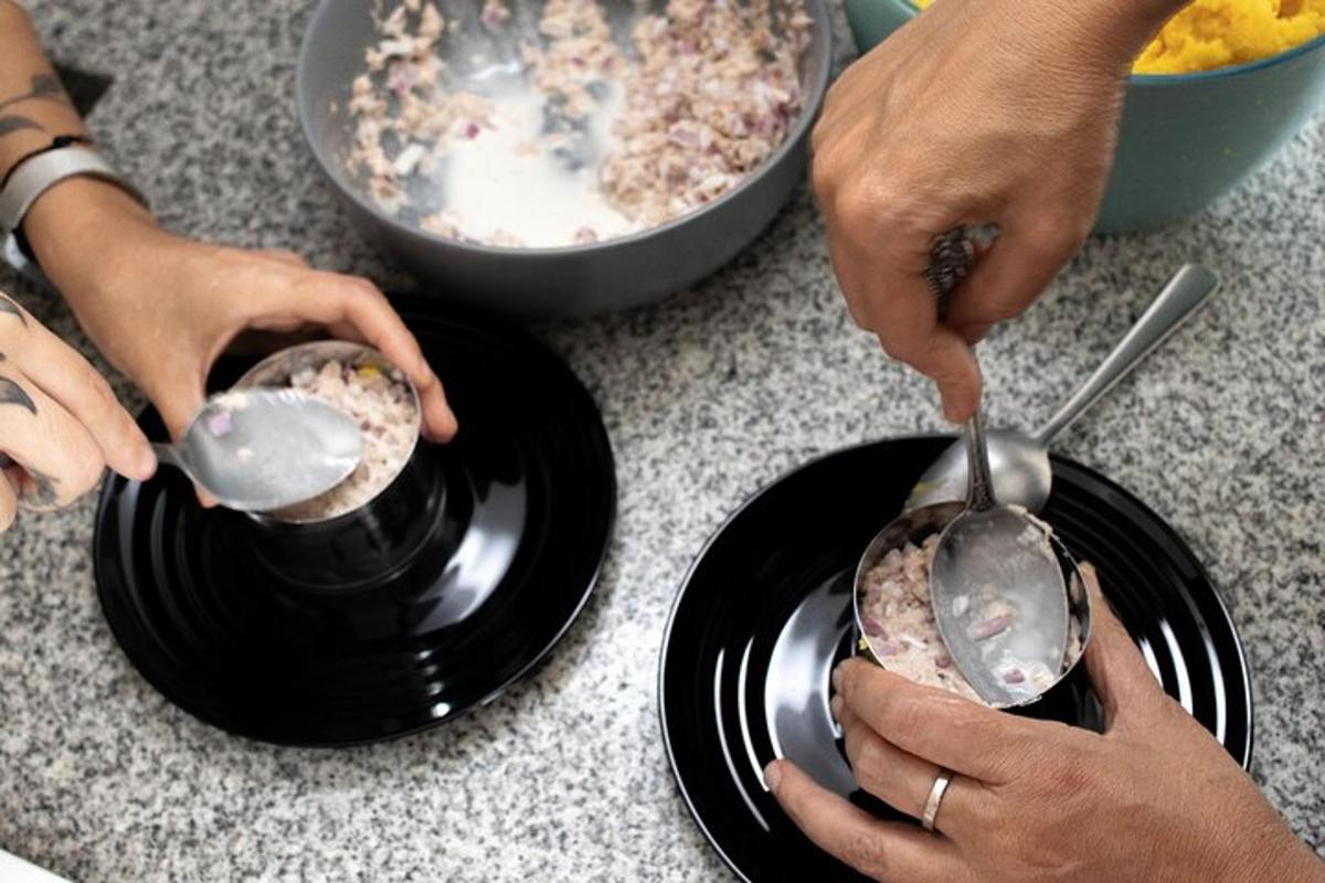 Un grupo de personas que usan cucharas para preparar comida.