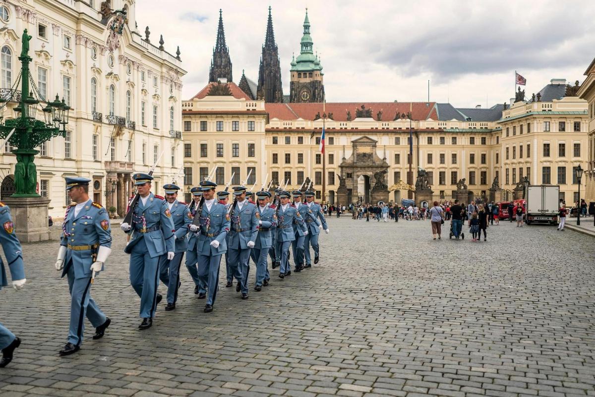 un gruppo di militari che camminano lungo una strada