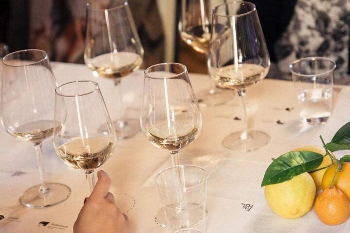 μια ομάδα από ποτήρια κρασιού που κάθονται σε ένα τραπέζι