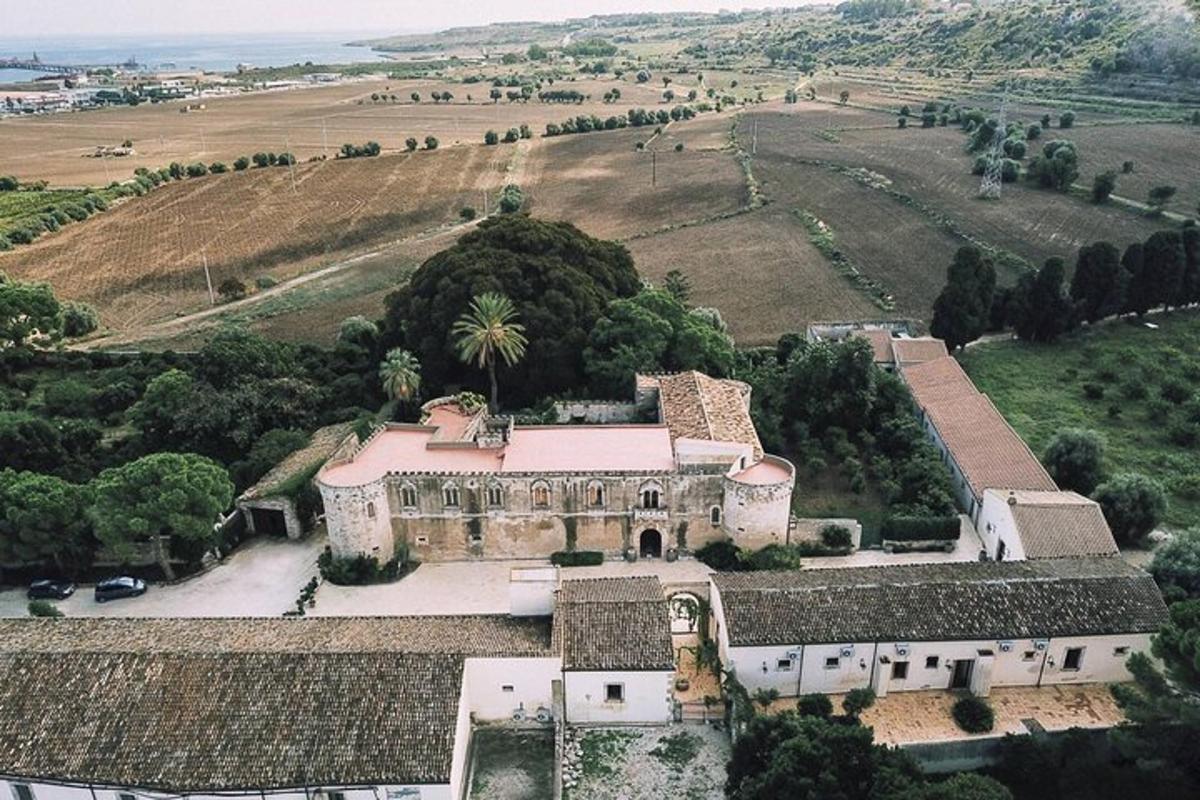 μια εναέρια άποψη ενός κτιρίου σε ένα χωράφι