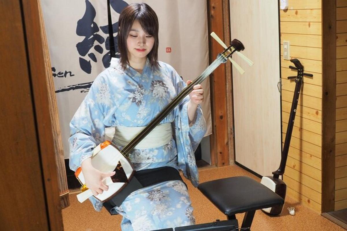 kona í kimono heldur á töfrasprota