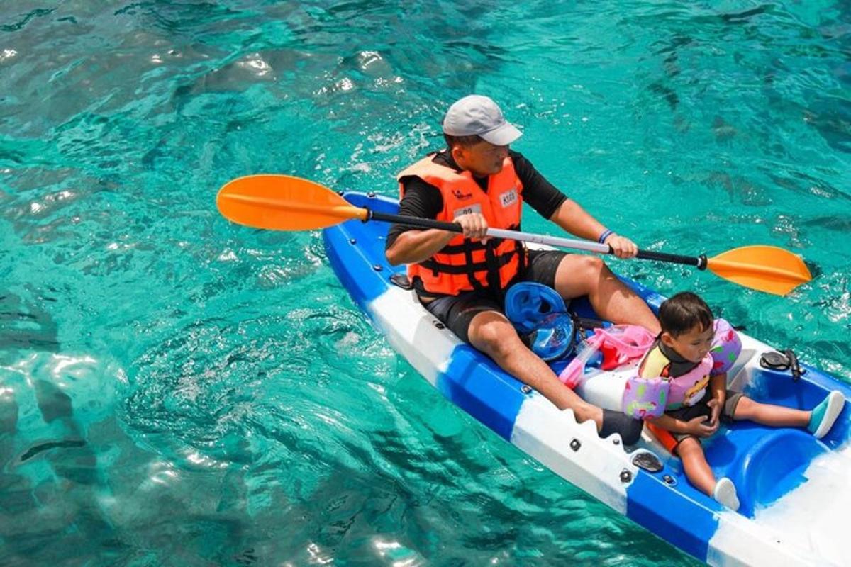un uomo e un bambino in un kayak in acqua