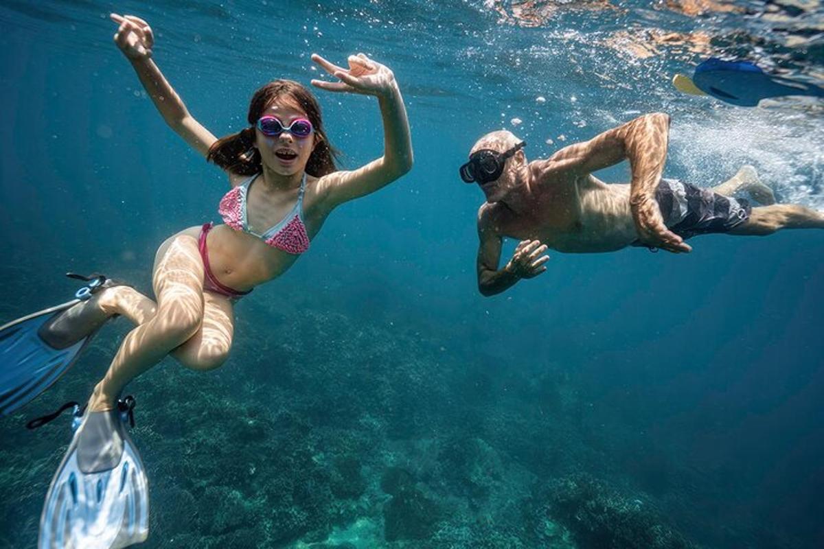 un uomo e una donna che nuotano nell'acqua