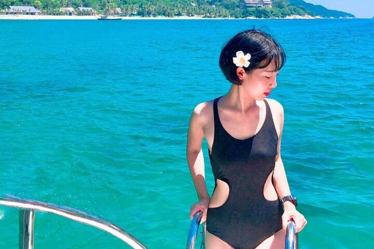 una giovane ragazza in piedi su una barca in acqua