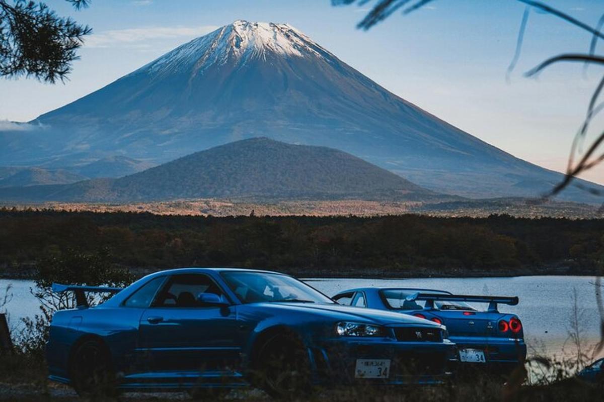 两辆车停在一座山前