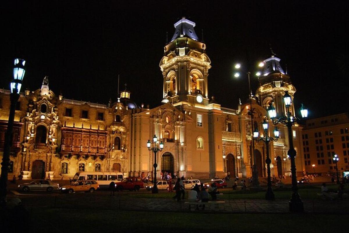 un grande edificio con una torre dell'orologio di notte