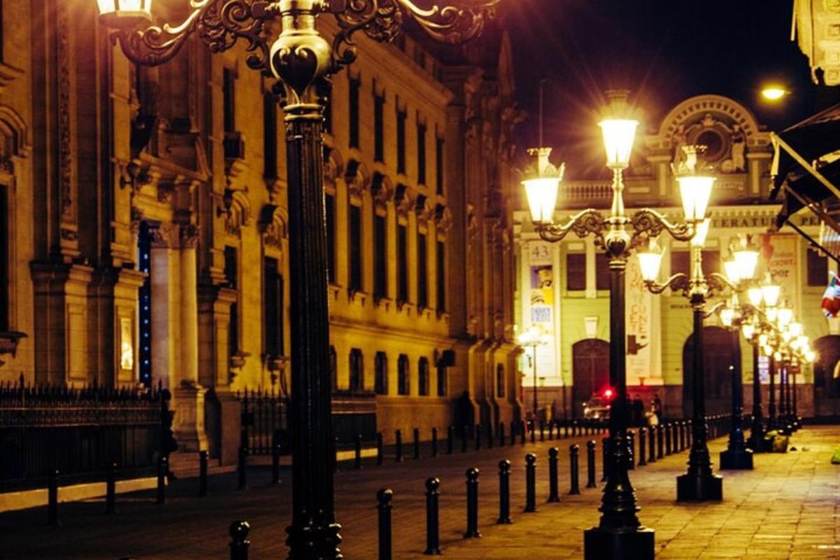 una strada con luci davanti a un edificio di notte
