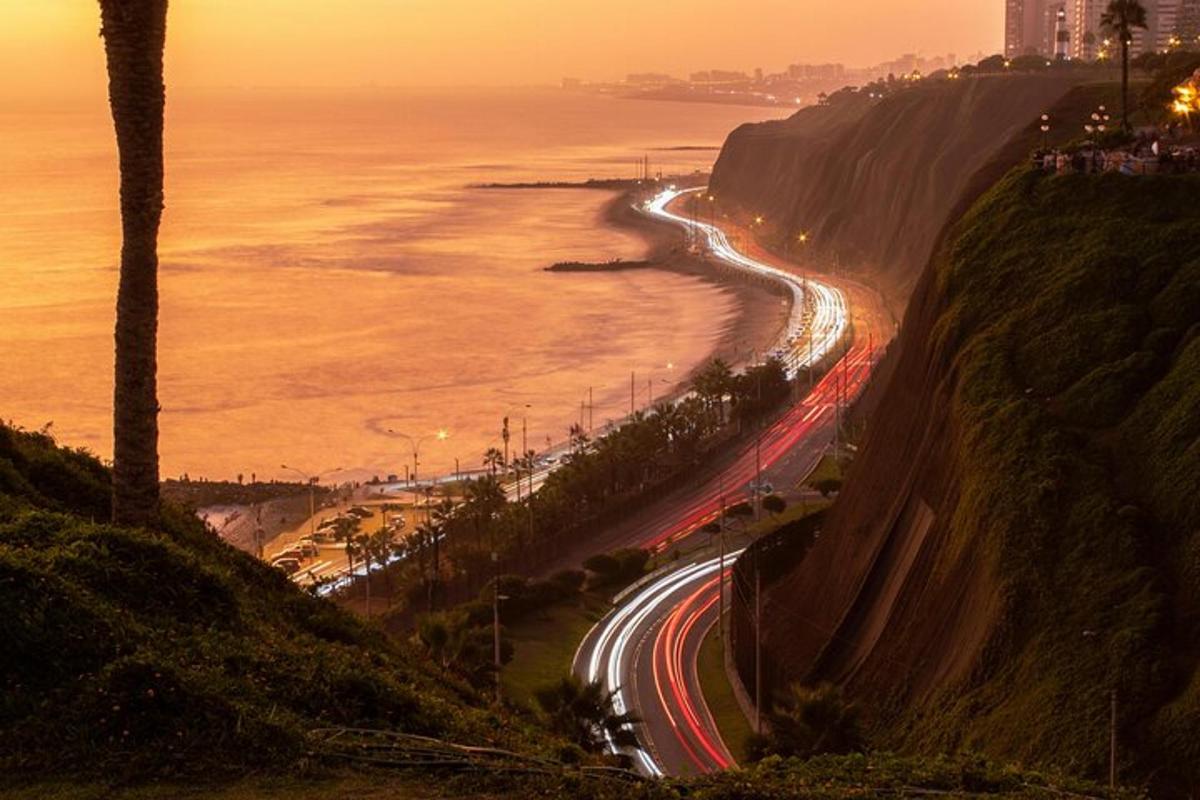 una strada tortuosa accanto all'oceano di notte