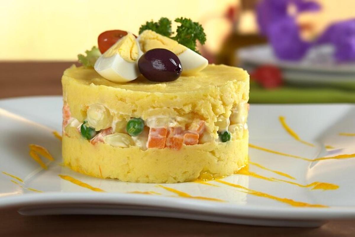 un pezzo di torta su un piatto su un tavolo