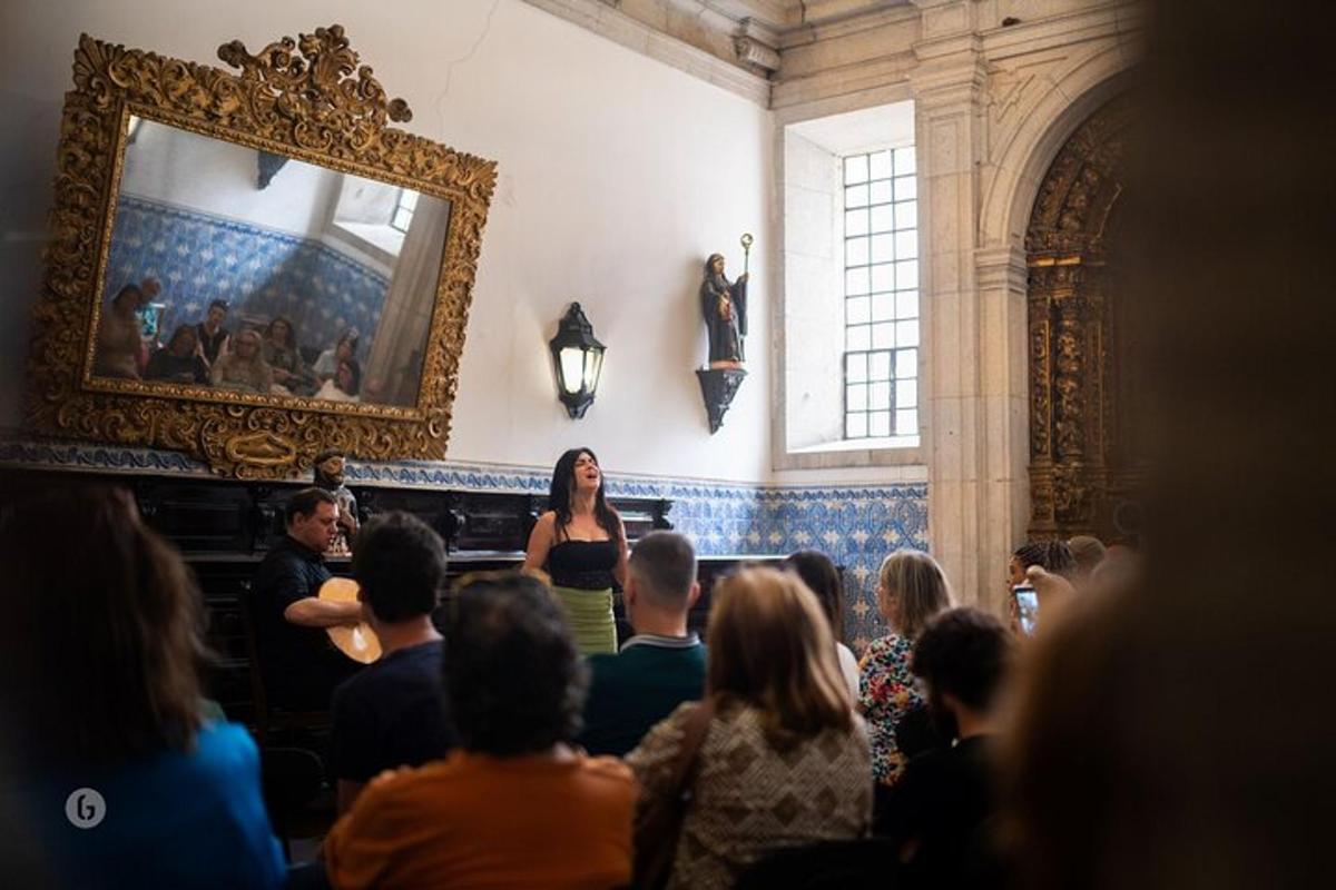 una dona dreta en una habitació amb una multitud de gent