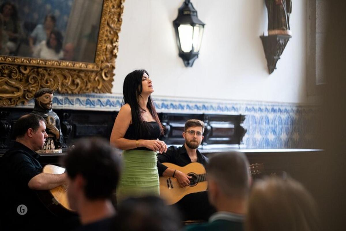 eine Frau steht neben einem Mann mit einer Gitarre