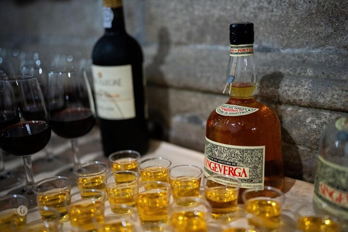eine Flasche Alkohol neben Gläsern Wein