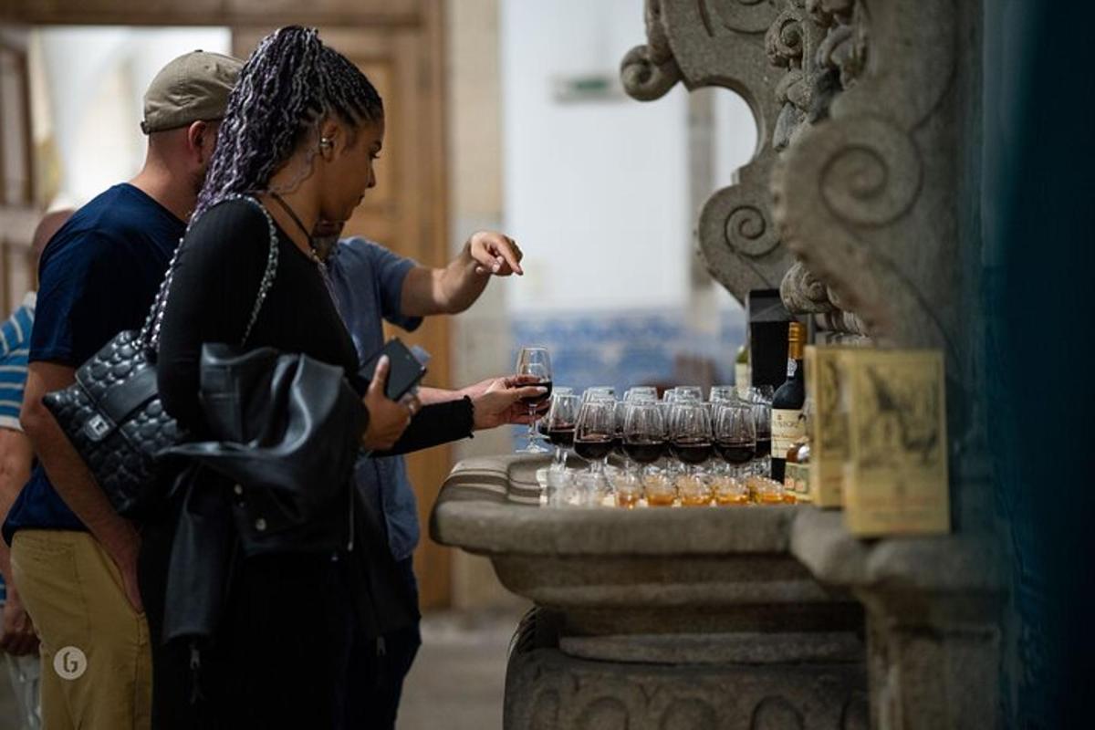 una dona dreta al costat d'una taula amb copes de vi