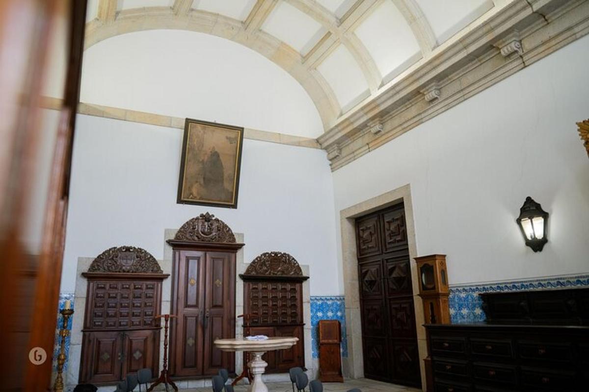 una habitació amb tres portes de fusta i un sostre