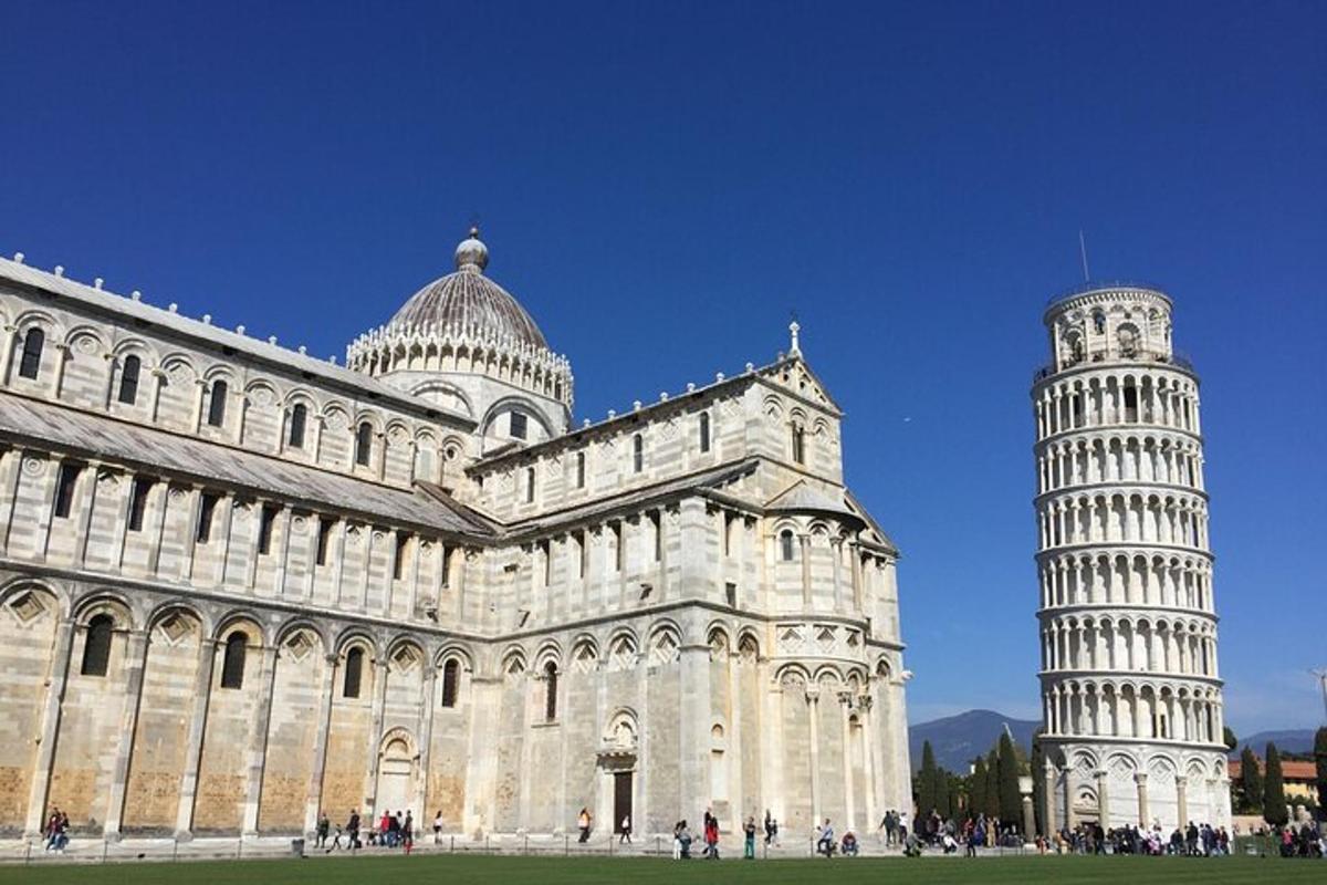 un gran edifici amb una torre inclinada i una catedral