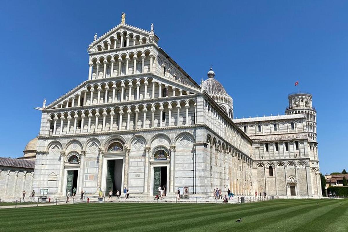 ein großes Gebäude mit dem schiefen Turm von Pisa