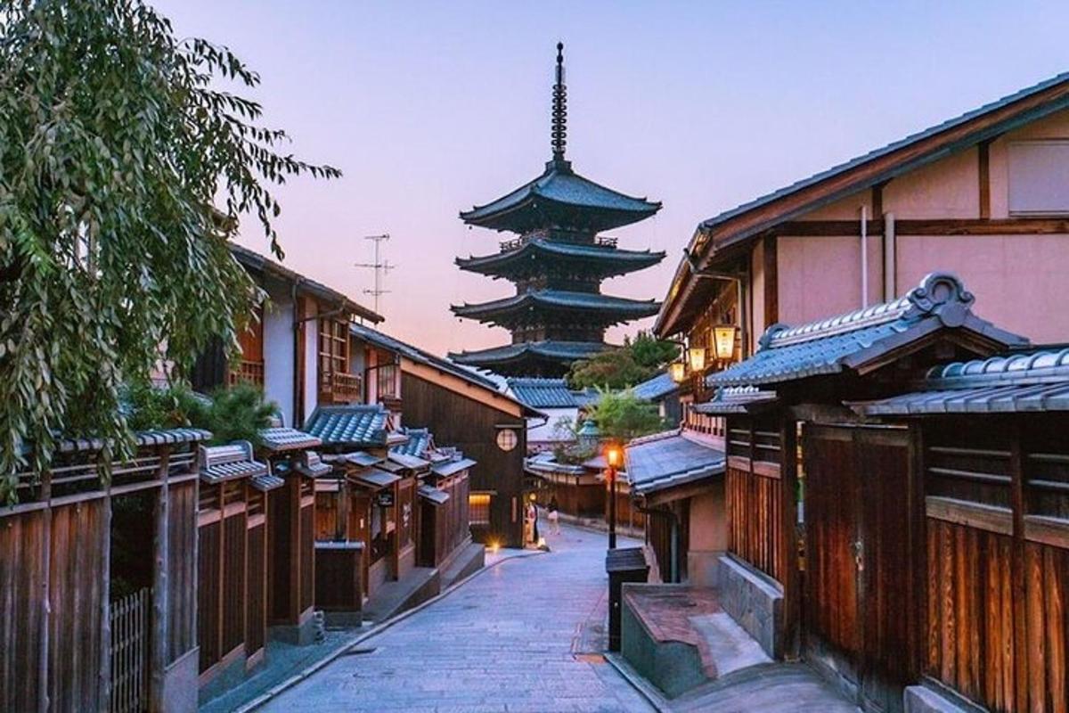 jalan dengan beberapa bangunan dan pagoda