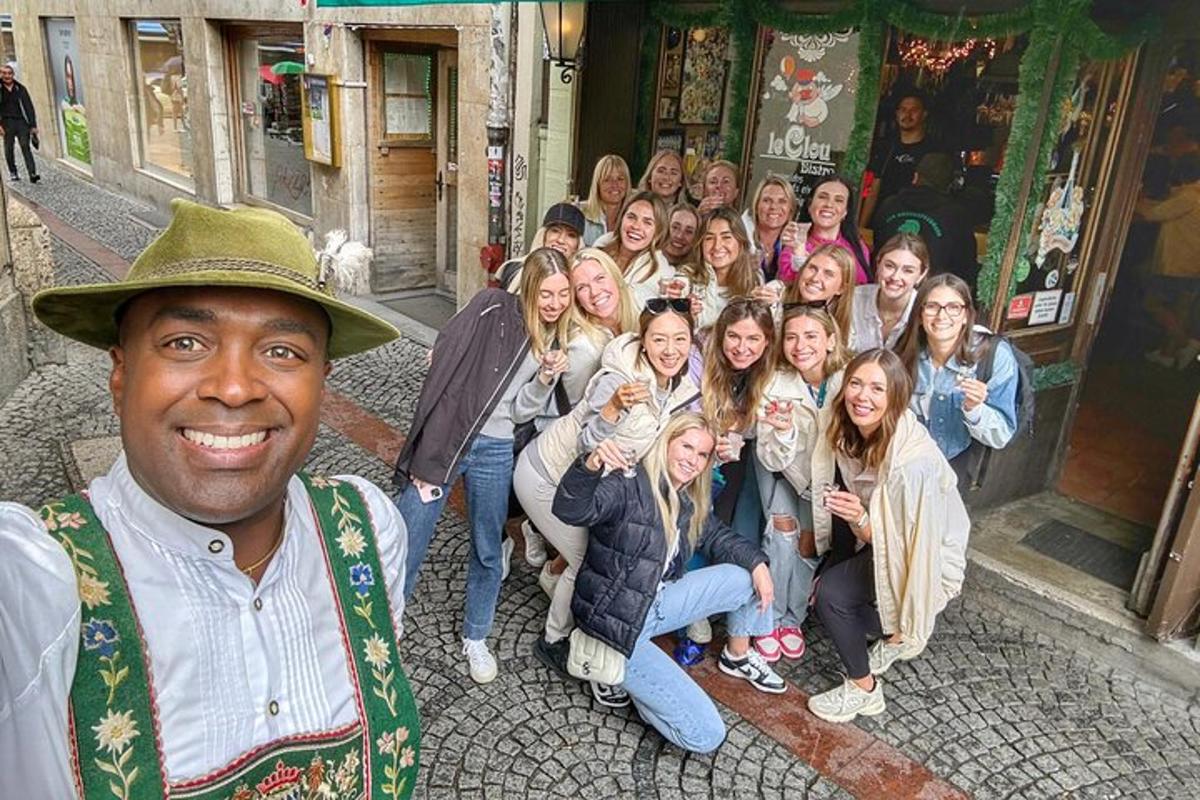 skupina lidí pózuje pro fotografii