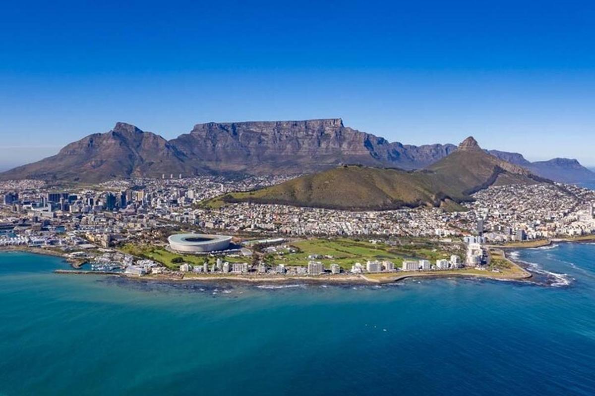 en luftfoto av Cape Town med fjell og hav