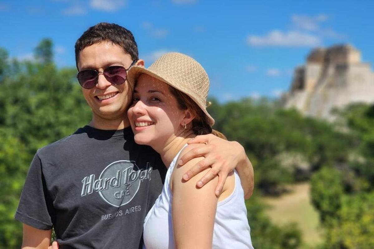 moški in ženska pozirata za sliko