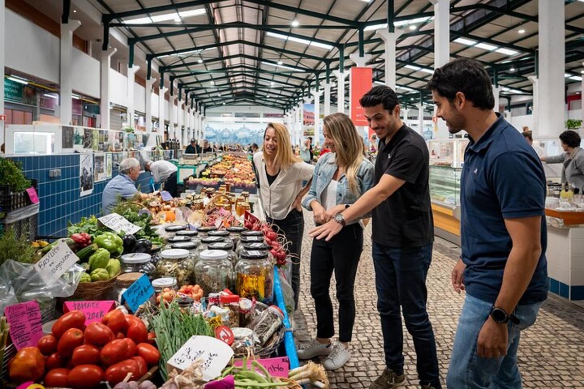 un grup de persones dempeus en un mercat de pagesos