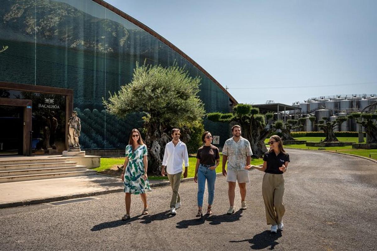 un grup de persones caminant davant d'un edifici