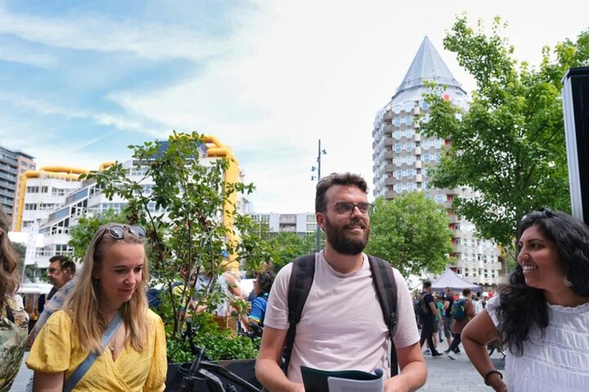 grupp inimesi, kes seisavad linnas ringi
