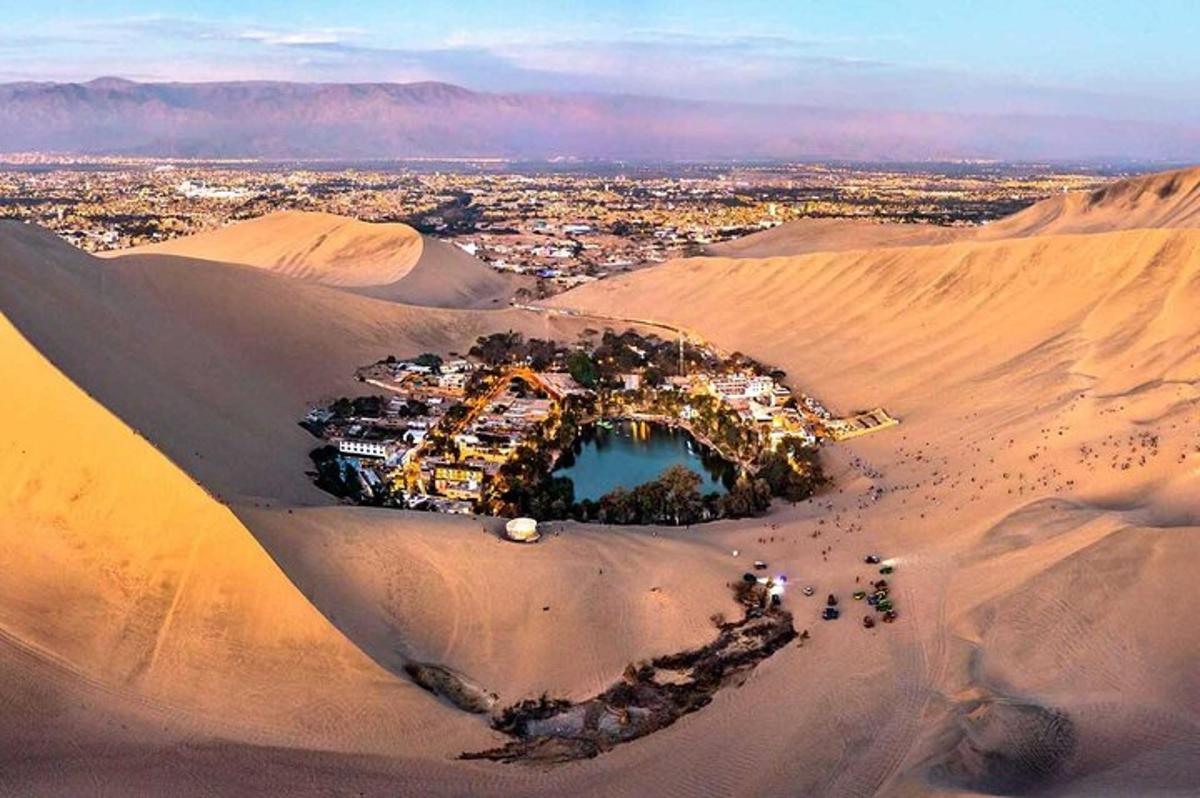 vista aèria d'un poble al desert