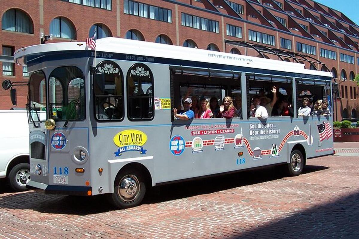 buss täis istuvaid inimesi