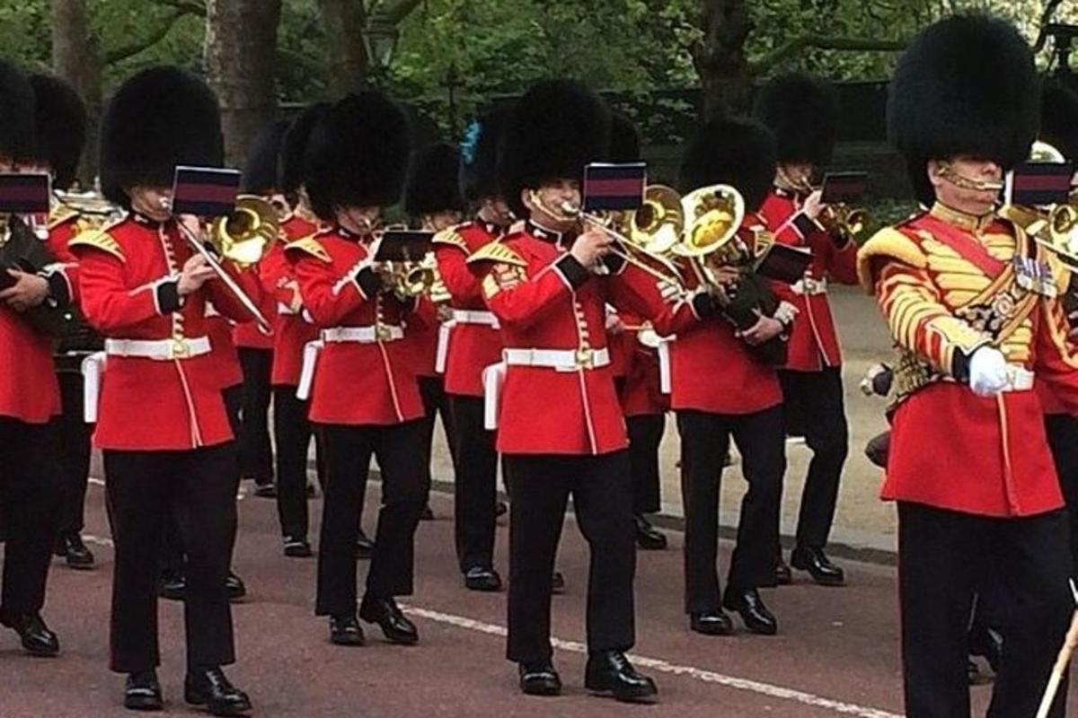 Una banda de música con uniformes rojos tocando música