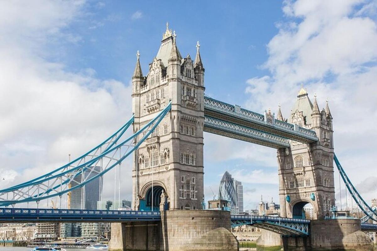 un ponte sospeso a Londra con edifici sullo sfondo