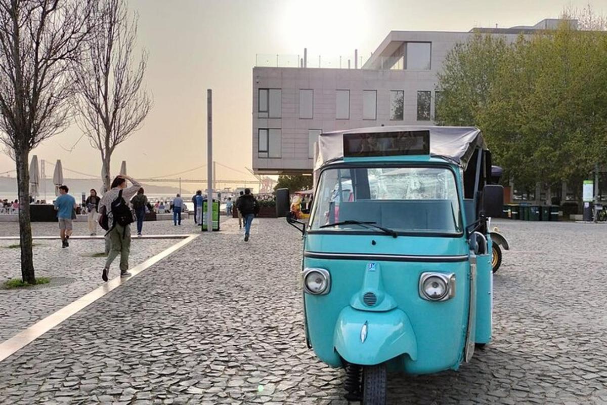 um pequeno carro azul estacionado em uma rua