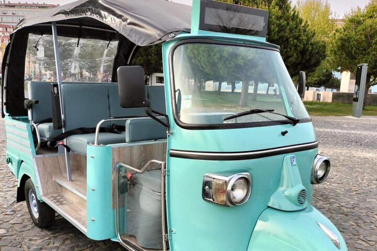 star moder kombi parkiran ob cesti