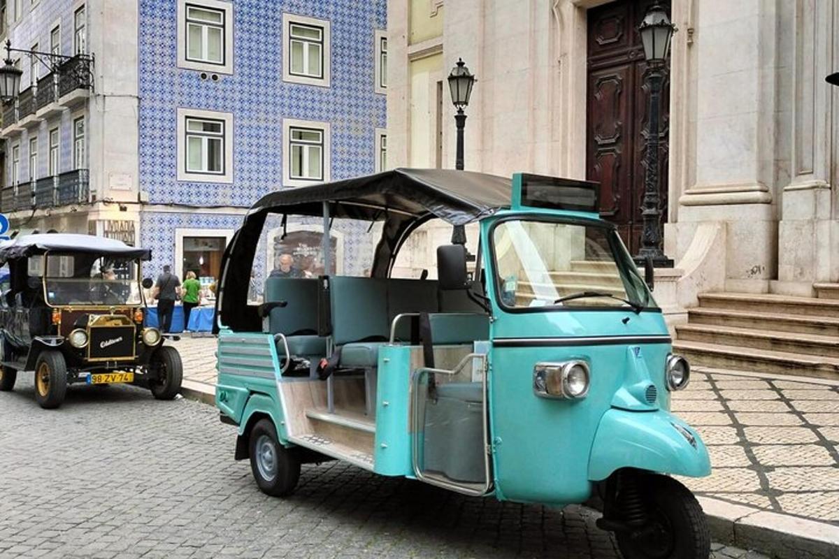 väike sinine auto pargitud hoone ette