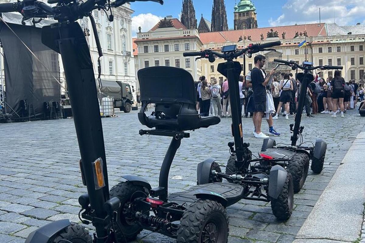 zwei Elektroroller auf einer Stadtstraße geparkt