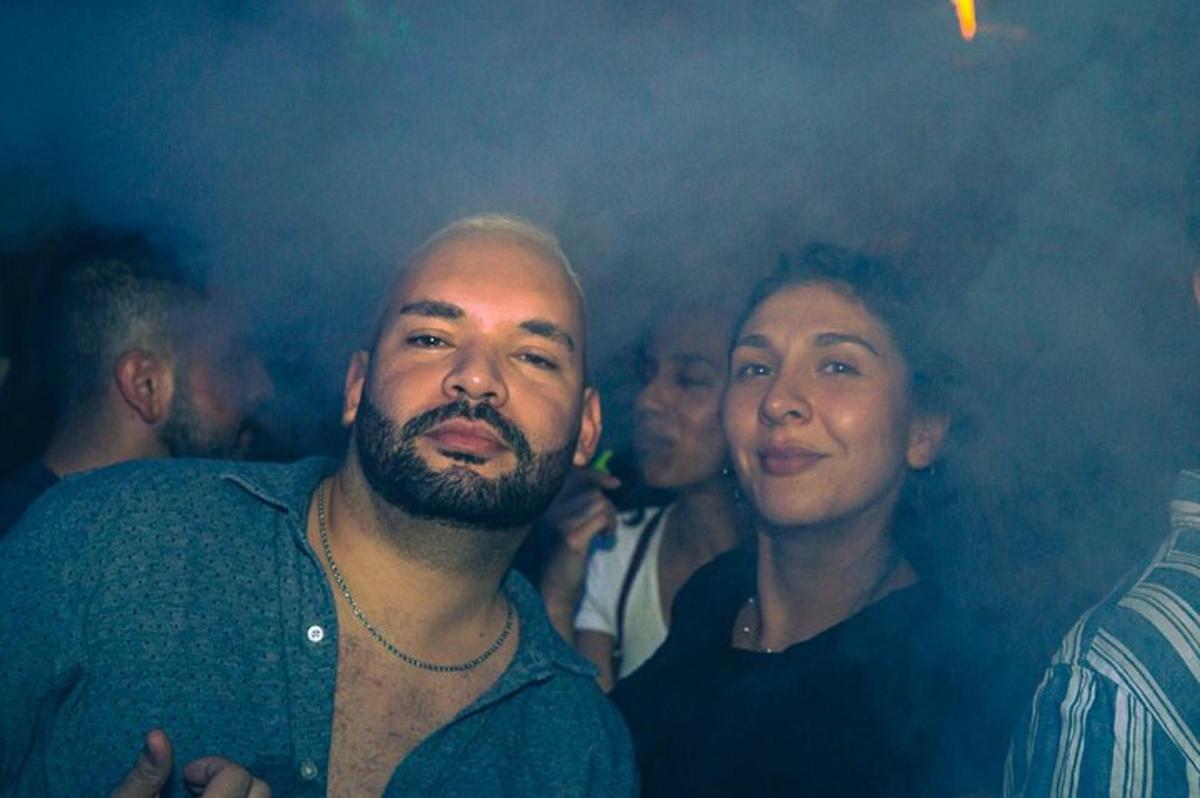 muž a žena pózují pro fotografii