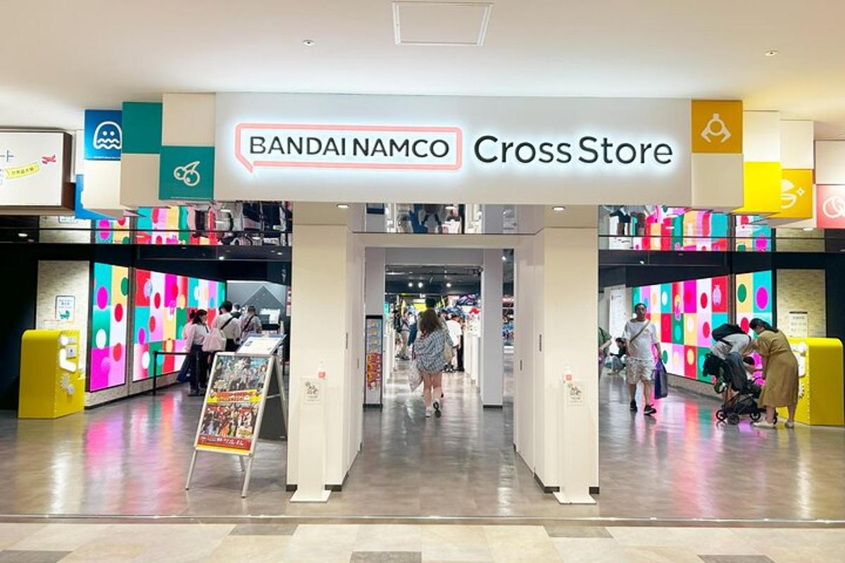 un centro commerciale con persone che camminano in un negozio