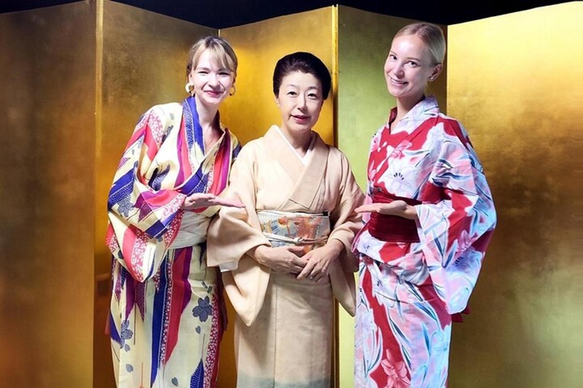 tiga wanita berpakaian kimono bergambar