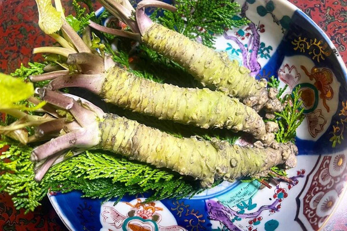 sepinggan makanan dengan sayur-sayuran di atas meja