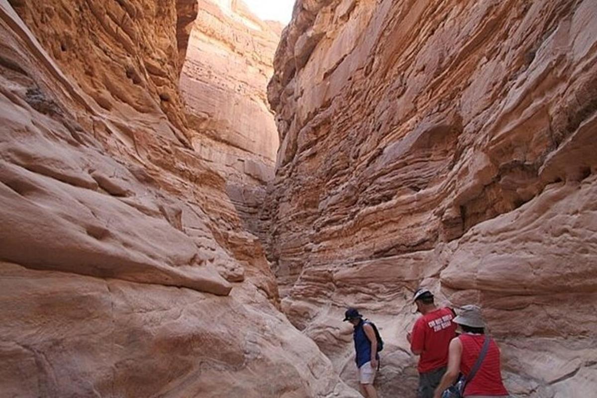 un gruppo di persone che camminano attraverso un canyon