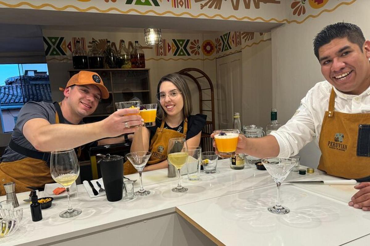 Un grupo de tres personas sosteniendo copas de vino.